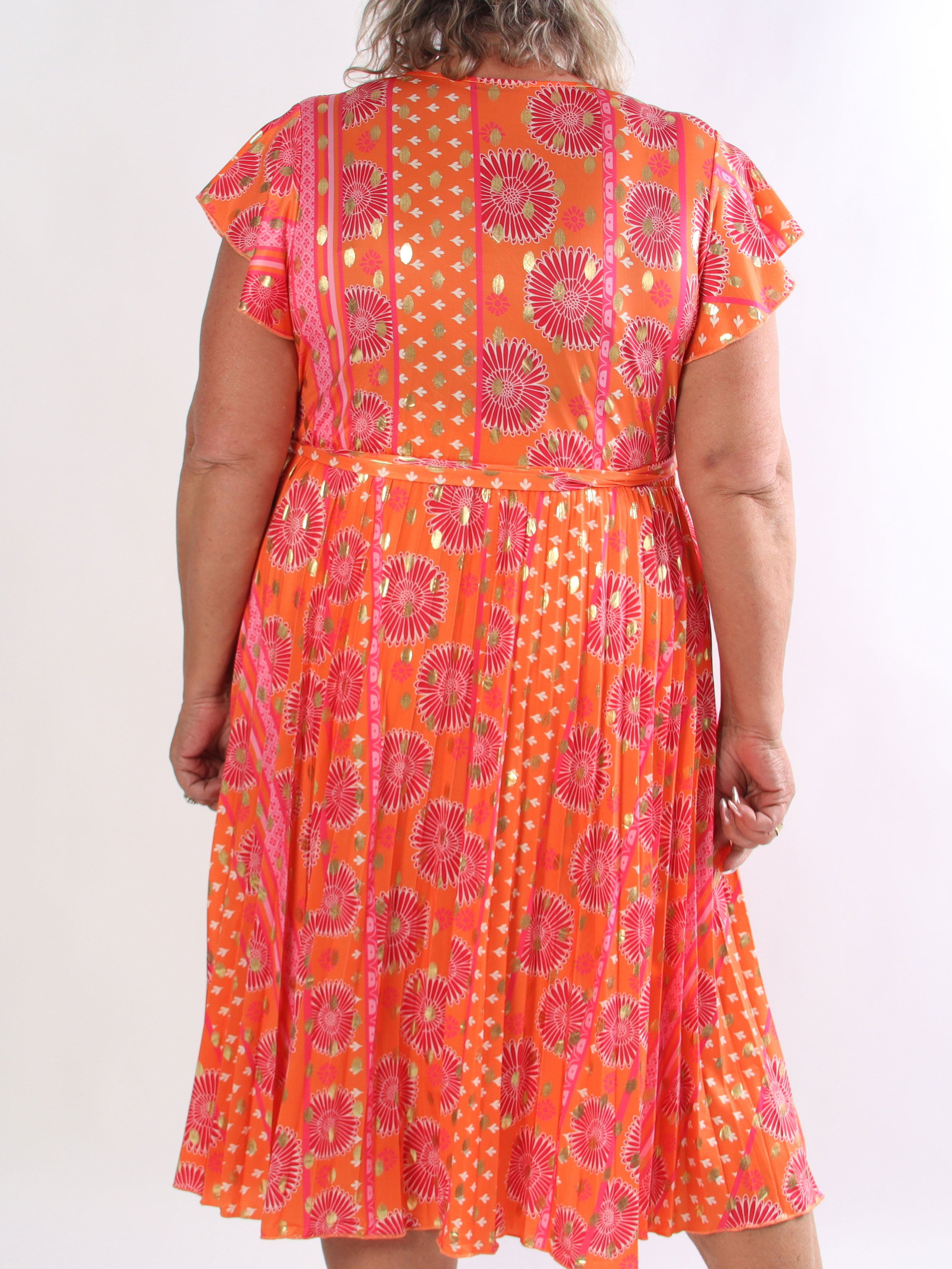 Toledo Sunburst - Plus size mønstret kjole i elastisk stof med plisseringer